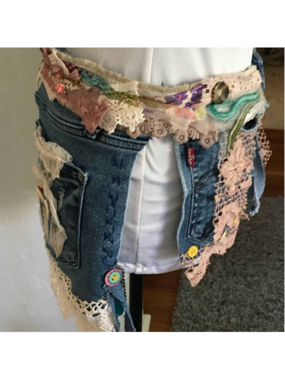 Hand Crafted Denim Belt Upcycled with Laces and Embroidered by hand Size 31 - Picture 4 of 12